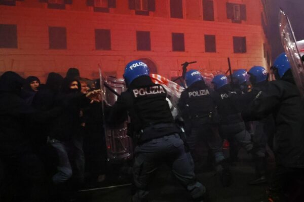 Tensioni alla manifestazione per Ramy