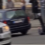 Serbia, il momento in cui un automobilista investe la folla: grave una donna