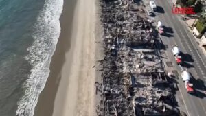 Incendi Los Angeles, le case di Malibu bruciate viste dall’alto