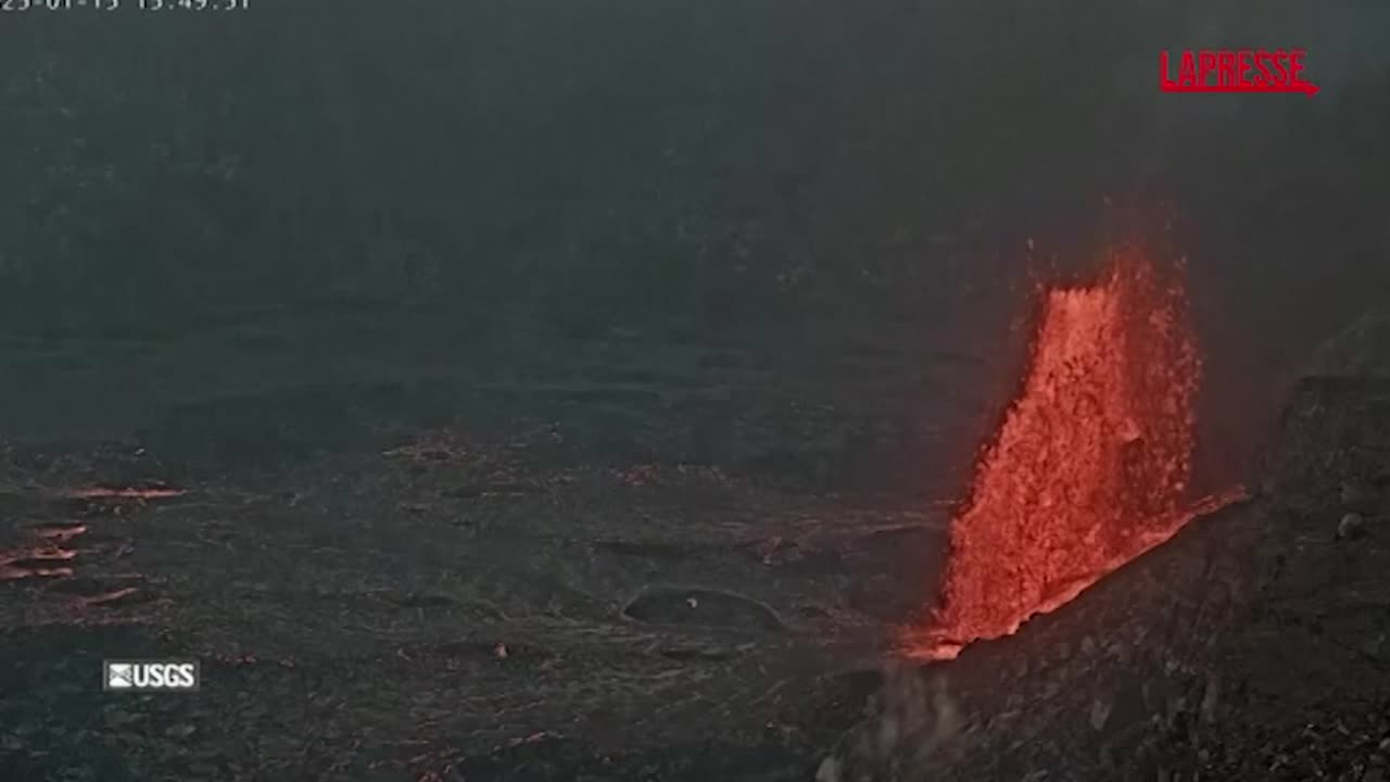 Hawaii, erutta il vulcano Kilauea: dal cratere una fontana di lava