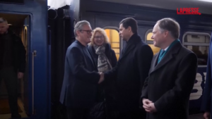 Ucraina, Keir Starmer arriva a Kiev in treno a sorpresa