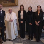 Il Papa col braccio fasciato dopo la caduta a Santa Marta