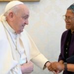 Vaticano, Papa cade a Santa Marta: no fratture ma contusione al braccio