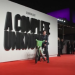 Timothée Chalamet sul red carpet con la bici elettrica: rimedia una multa