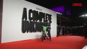 Timothée Chalamet sul red carpet con la bici elettrica: rimedia una multa