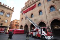 Bologna - striscione di Extinction Rebellion contro il G7 appeso a palazzo d’Accursio