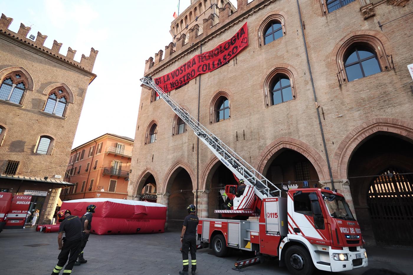 Bologna, attivista Extinction Rebellion costretta a spogliarsi in Questura si oppone ad archiviazione