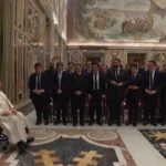 Vaticano, Papa accoglie seminaristi con il tutore al braccio