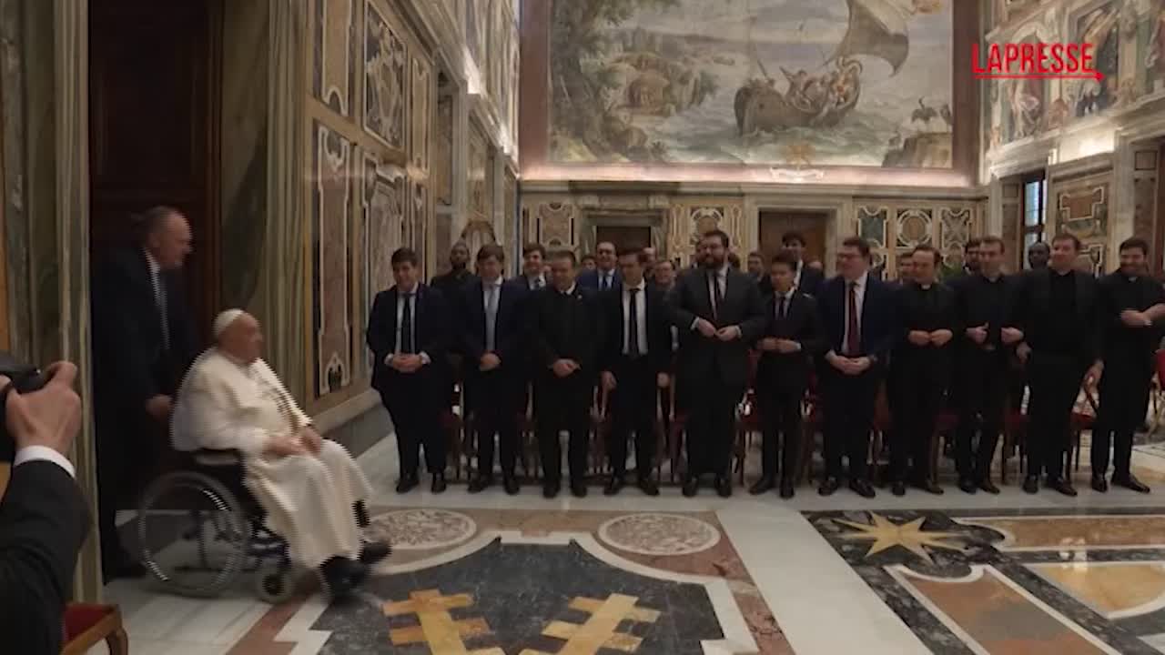 Vaticano, Papa accoglie seminaristi con il tutore al braccio