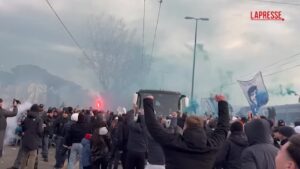 Napoli, tifosi a Capodichino salutano la squadra in partenza per Bergamo