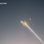 SpaceX, i detriti in fiamme della navicella Starship: il video