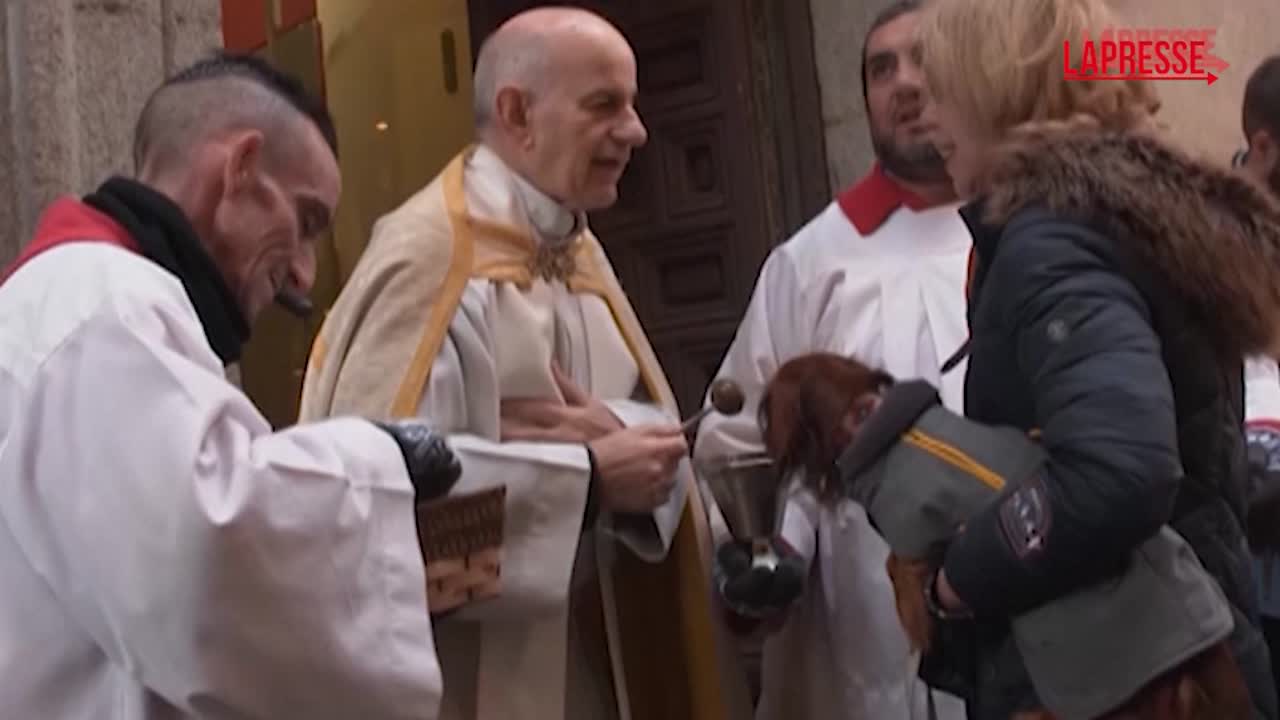 Madrid, benedizione degli animali domestici nella chiesa di Sant’Antonio