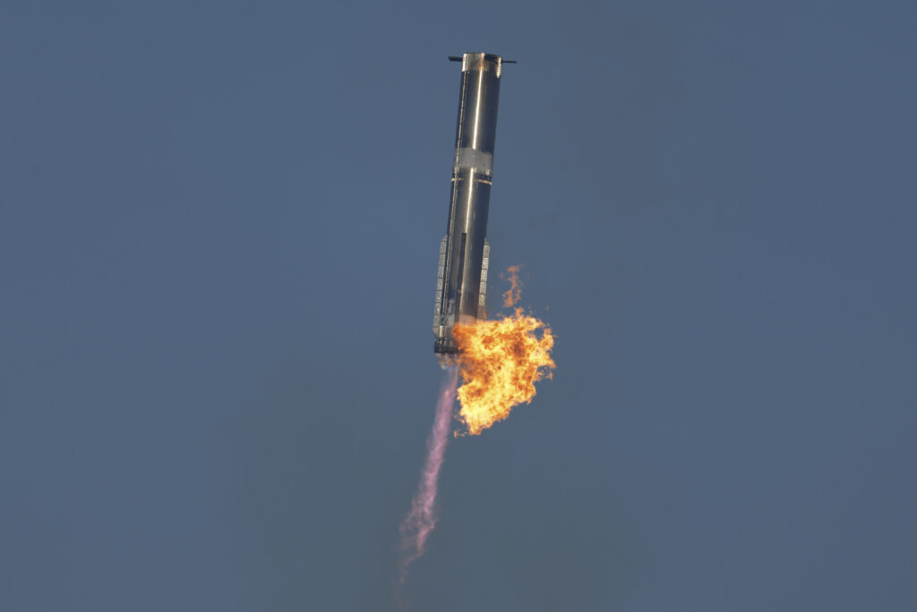 SpaceX, navicella esplode dopo il lancio. Voli dirottati per caduta detriti