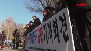 Corea del Sud, proteste a Seul contro l’arresto di Yoon Suk Yeol