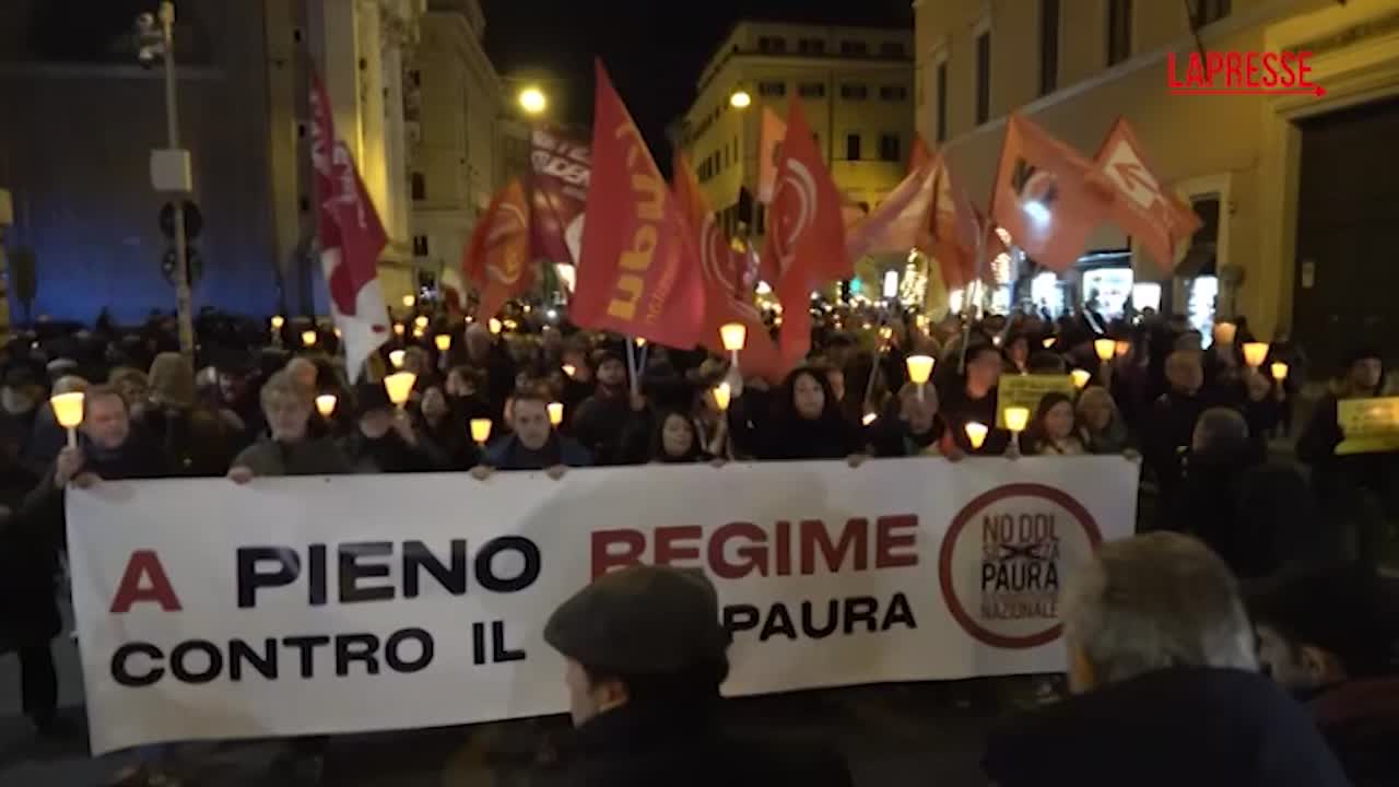 Roma, fiaccolata contro il Ddl Sicurezza: “Fermiamo la deriva autoritaria”