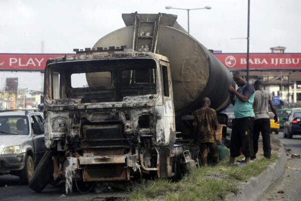 Nigeria, esplode un’autocisterna: almeno 70 morti