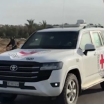 Il video del convoglio della Croce rossa in viaggio per recuperare i primi tre ostaggi rapiti da Hamas