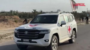 Il video del convoglio della Croce rossa in viaggio per recuperare i primi tre ostaggi rapiti da Hamas