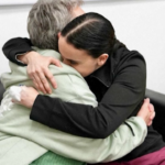 L’abbraccio tra le tre giovani liberate da Hamas e le loro mamme