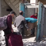 Gaza, i palestinesi tornano tra le macerie delle loro case