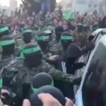 Medioriente, il momento in cui i tre ostaggi israeliani vengono rilasciati