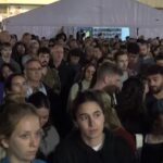 Israele, l’esultanza a Tel Aviv mentre le madri degli ostaggi assistono al loro rilascio