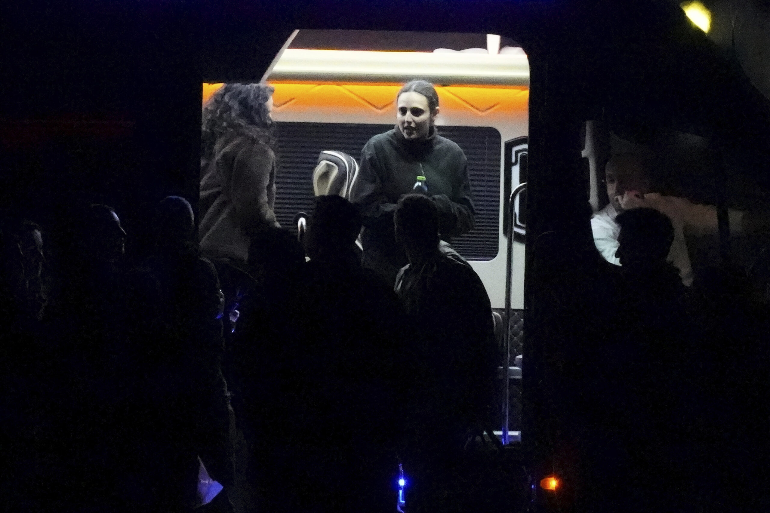 Gaza, è tregua nella Striscia. Arrivate in Israele le tre donne rilasciate da Hamas Gaza, è tregua nella Striscia. Arrivate in Israele le tre donne rilasciate da Hamas