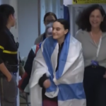 Israele, liberate le prime tre donne ostaggio di Hamas: l’incontro coi familiari