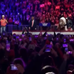 Usa, Trump scatenato: balla ‘YMCA’ coi Village People