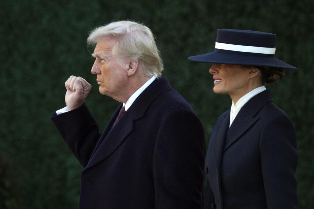 First Lady in grande stile: Melania Trump sceglie un completo di Adam Lippes