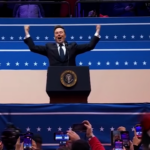 Usa, Musk festeggia battendosi il petto e alzando il braccio teso
