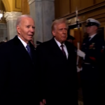 Insediamento Trump, il presidente eletto e Biden arrivano al Campidoglio