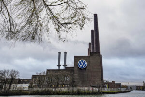 Volkswagen,gli operai intensificano la protesta e in migliaia scioperano a oltranza contro l'azienda.