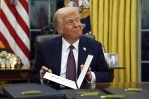 Donald Trump firma i primi ordini esecutivi allo Studio Ovale alla Casa Bianca