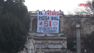 Referendum, blitz degli studenti a Roma: “Il futuro passa dal sì”