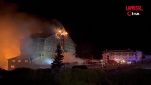 Turchia, incendio in hotel di una località sciistica: le immagini