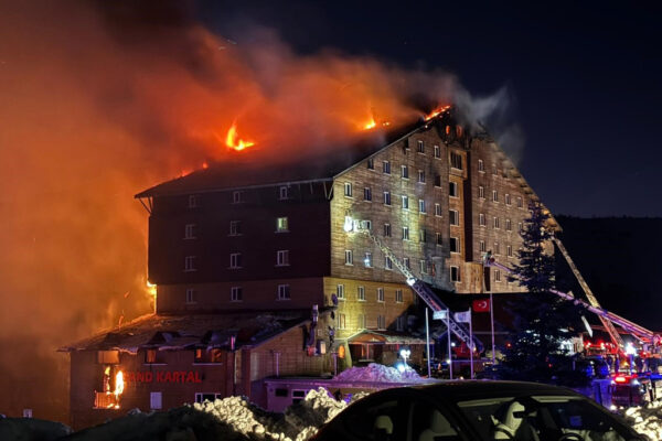 Turchia, incendio in località sciistica: almeno 10 morti