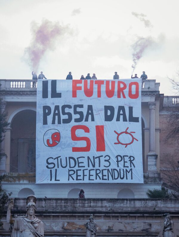 Referendum: maxi striscione studenti romani al Pincio ‘Il futuro passa dal sì’