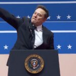 Elon Musk, polemiche per braccio teso dopo insediamento Trump. Lui: “Trovate di meglio di questi sporchi trucchetti”