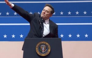 Elon Musk, polemiche per braccio teso dopo insediamento Trump. Lui: “Trovate di meglio di questi sporchi trucchetti”