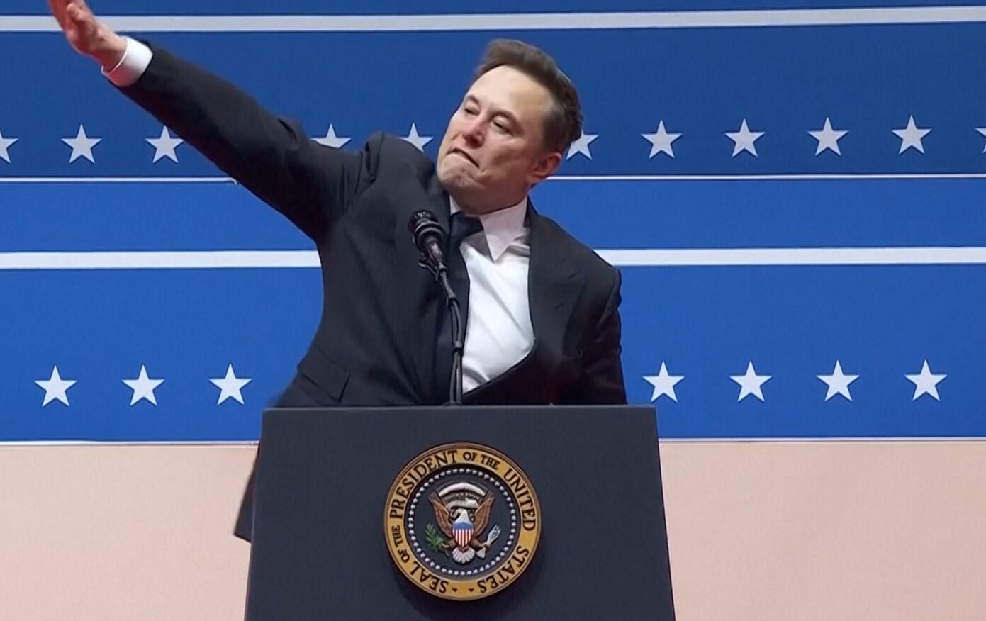 Elon Musk, polemiche per braccio teso dopo insediamento Trump. Lui: “Trovate di meglio di questi sporchi trucchetti”