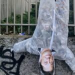 Milano, fantoccio di Musk a testa in giù in Piazzale Loreto