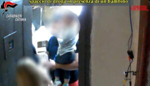 Catania, spacciavano anche con bimbi in braccio: 18 arresti