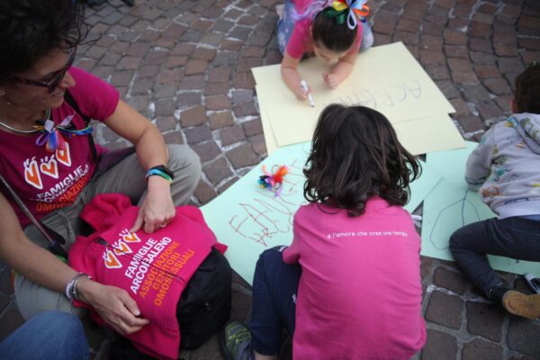 Torino - Famiglie Arcobaleno in piazza: Giù le mani dai nostri figli e dalle nostre figlie