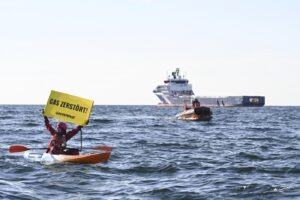 Attivisti di Greenpeace protestano al largo di Borkum in Germania