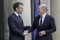 Emmanuel Macron incontra a Parigi Olaf Scholz