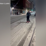 Tempesta di neve negli Usa, a Charleston si scia per le strade