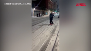 Tempesta di neve negli Usa, a Charleston si scia per le strade