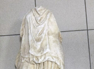 Grecia, trovata a Salonicco in un sacco della spazzatura statua di 2000 anni fa