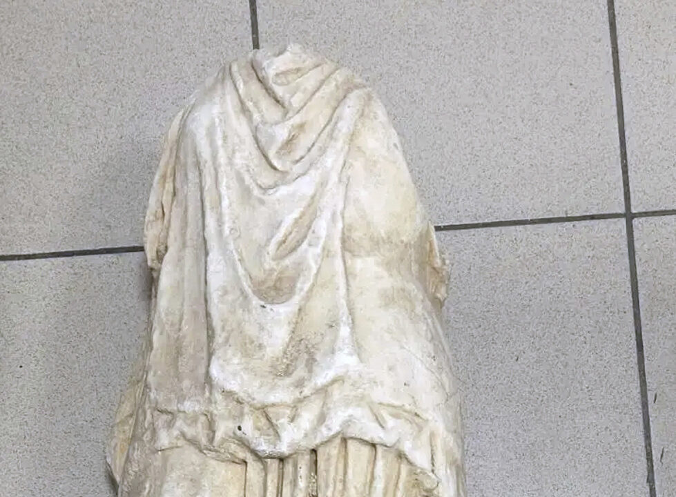 Grecia, trovata a Salonicco in un sacco della spazzatura statua di 2000 anni fa